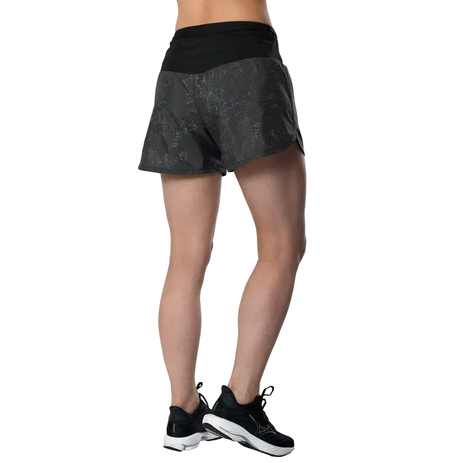 מכנס אימון קצר מיזונו לנשים Mizuno Graphic Multi Pocket Short Black J2GBD20590 - Image 2