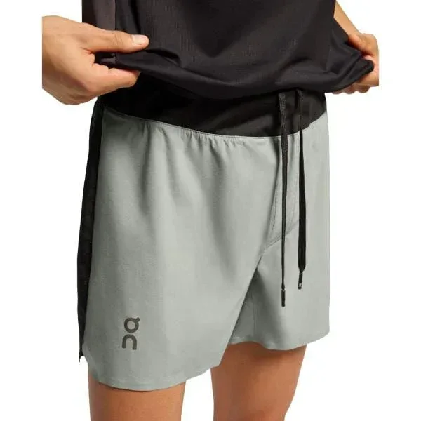 מכנס אימון קצר לגברים און On Cloud 1ME11561912 5" Lightweight Shorts Cobble/Black - Image 5